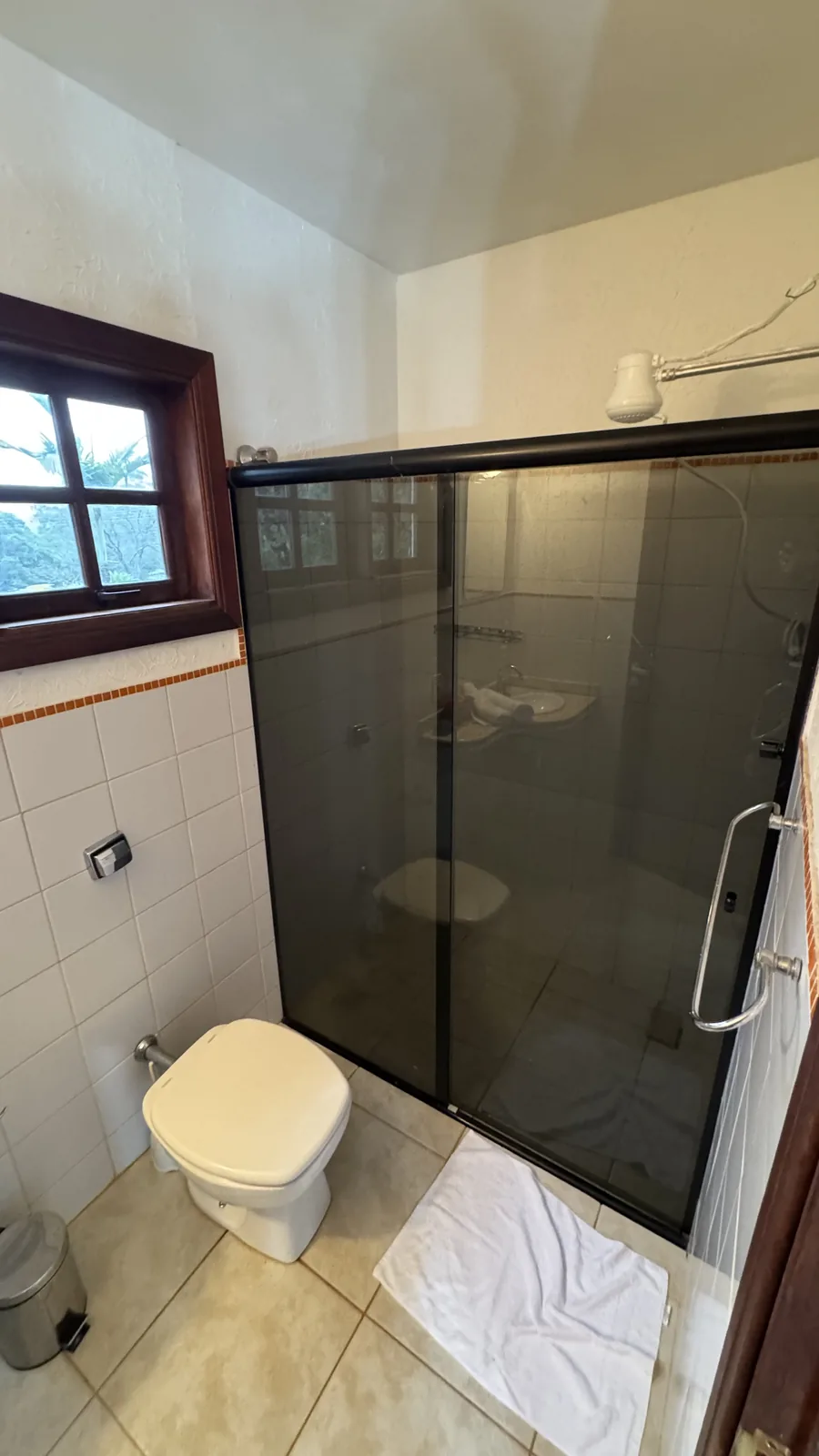 Banheiro privativo com box de vidro
