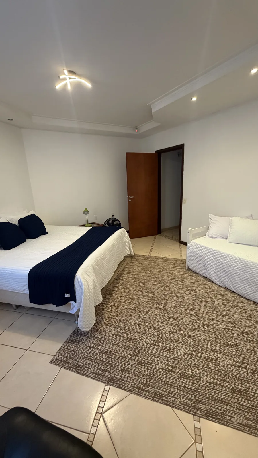 Suíte com cama de casal e bicama