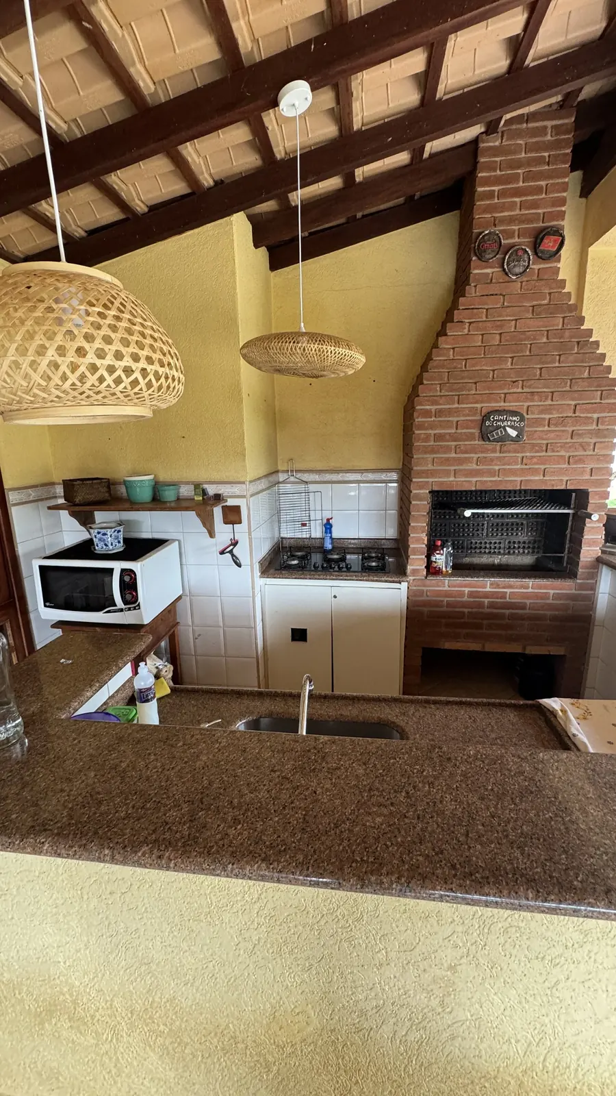 Espaço coberto com churrasqueira no Refúgio do Cuscuzeiro