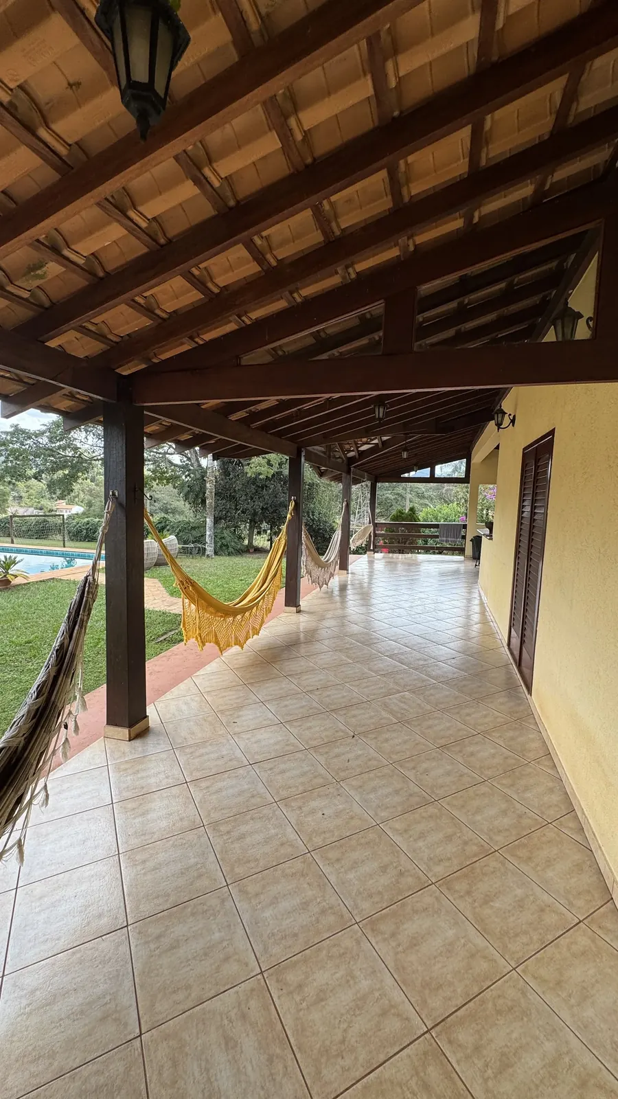 Varanda do Refúgio do Cuscuzeiro com vista para área verde